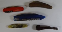 Auktion 334 / Los 16033 <br>6x alte Taschenmesser, 1x Hermes, 1x Dorma jeweils in Lederhülle, sowie anbei alter Pfeifenreiniger303-