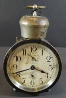 Auktion 334 / Los 2016 <br>alter , grosser Blech-Wecker "Kienzle", Werk läuft nach Schütteln an, wohl reinigungsbedürftig, Altersspuren, H-17 cm