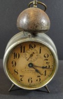 Auktion 334 / Los 2017 <br>grosser, alter Blechwecker "Junghans", Werk läuft nach Schütteln kurz an, H-19 cm, Altersspuren