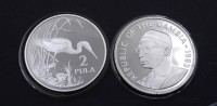 Auktion 334 / Los 6043 <br>2x Silbermünzen, 2 Pula 1986 und 20 Dalasis 1989 Gambia, zus. 56,3g., gekapselt, Sterlingsilber 0.925