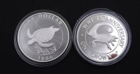 Auktion 334 / Los 6044 <br>2x Silbermünzen, One Dollar 1986 Bermuda und One Crown 1988 Islands, zus. 56,3g., gekapselt, Sterlingsilber 0.925