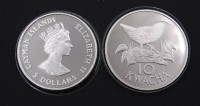 Auktion 334 / Los 6047 <br>2x Silbermünzen, 5 Dollars 1987 und 10 Kwacha 1986, zus. 55,4g., gekapselt, Sterlingsilber 0.925