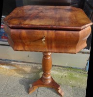 Auktion 334 / Los 14011 <br>Biedermeier-Nähtisch, Mahagoni, innen 2-etagig, viele Deckel, Knäufte wohl Elfenbein, um 1750, Altersspuren, H-77 cm, 47x35 cm,
