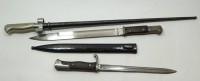 3 Bajonette, 1 x mit Scheide L. 65,5, 38 und 46,5 cm, mit Altersspuren