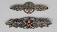 Auktion 334 / Los 7033 <br>2x Sammleranfertigungen, Frontflugspange für Kampf- und Sturzkampfflieger und Nahkampfspange, 2. WK