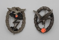 Auktion 334 / Los 7038 <br>2x Sammleranfertigungen, Erdkampfabzeichen der Luftwaffe und Fliegerschützenabzeichen, 2. WK