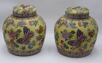 Auktion 334 / Los 15531 <br>Paar gr. Vorratsgefäße/Deckelvasen, China, Quianlong, Blumen und Schmetterlinge, je H-25,5cm.