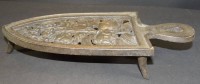 Auktion 339 / Los 16031 <br>Bügeleisen-Untersetzer aus Eisen, auf drei Füsschen, H-5 cm, 26x11 cm