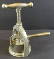 Auktion 339 / Los 16050 <br>Metall-Zitruspresse "El Ma", gut erhalten, H-21 cm