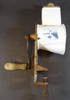 Los  <br>gr. Küchenreibe, Eisen, tw. emailliert, Altersspuren, H-37 cm