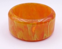 Auktion 500010 / Los  <br>Breiter Armreif, Kunststoff / Bakelit, B. 3,6cm
