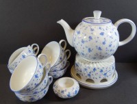 Auktion 500010 / Los  <br>Teeservice-Rest, Kanne mit Stövchen, 9 Teetassen "Arzberg, blaue Blume