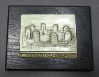 Metallrelief des Reichsehrenmals Tannenberg auf Holzplatte, 13,2 x 10 x 2 cm, mit leichten Altersspuren