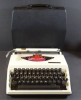 Auktion 500010 / Los  <br>Adler Tippa weiss, Schreibmaschine 60er Jahre in Koffer, sehr gut erhalten, mit Beschreibung