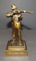 Auktion 500010 / Los  <br>Metall-Schütze , Gewehrlauf gelötet, H-15,5 cm, Schild "Altenwalde 1960