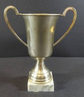 Auktion 500010 / Los  <br>Pokal, versilbert auf Marmorsockel, ohne Gravur, H-20 cm