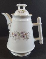 Auktion 500010 / Los  <br>Gründerzeit-Kaffeekanne mit Kirschblütendekor, H-24 cm "Carl Tielsch" Altwasser, Rand und Tülle minimaler Chip