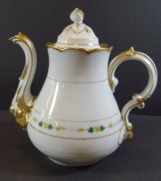 Auktion 500010 / Los  <br>Biedermeier-Kaffeekanne, Golddekor tw. berieben, H-25 cm, Deckelinnenrand bestossen