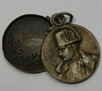 Metallmedaillon mit Abbild Napoleons zum Aufschieben, Ø 2,5 cm, mit Altersspuren, reinigungsbedürftig, verdellt