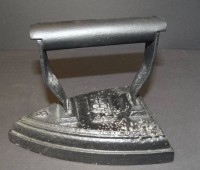 Auktion 500010 / Los  <br>kl. altes Eisen-Bügeleisen, Altersspuren, H-13 cm, L-17 cm