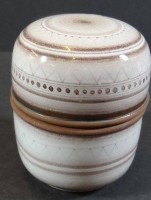 Auktion 500010 / Los  <br>Kunstkeramik Deckeldose, auf Boden dat. 1952, H-10 cm, D-9 cm, Handarbeit