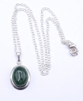 Auktion 500010 / Los  <br>Halskette und Anhänger, Silber 0.925 mit einem grünen natürlichen Cabochon, zus.6,5g., Kette L. 46,5cm