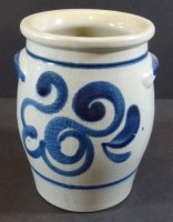 Auktion  / Los  <br>kl. Kruke und Schmalztopf mit Blaumalerei, Westerwald, H-15 und 8 cm