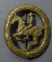 Reiterabzeichen in Bronze mit Herstellernennung auf der Rückseite