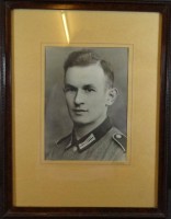 Auktion 500011 / Los  <br>Foto eines WK II Soldaten, signiert, ger/Glas, RG 42x33 cm