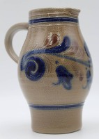 Auktion  / Los  <br>Schenkkrug. Salzglasur, H-19,5cm.