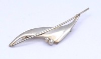 Auktion 500016 / Los  <br>Silberbrosche mit zwei rund facc. klaren Steinen, L. 6,6cm, 4,2g.
