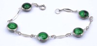 Auktion 500010 / Los  <br>Armband mit 5 grünen Steinen, versilbert, L. 20cm