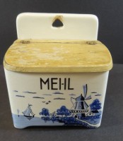 Auktion 500010 / Los  <br>Küchen-Wandgefäss "Mehl" mit Holzdeckel, Blaumalerei, H-16 cm, B-16 cm, T-11 cm, Altersspuren