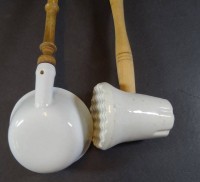 Auktion 500010 / Los  <br>Porzellan Fleischklopfer und -Kelle mit Holzgriff, Klopfer beschädigt, weiss, L-ca. 29 und 35 cm