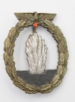 Auktion 334 / Los 7047 <br>Kriegsabzeichen für Minensuch-, U-Boot-Jagd- und Sicherungsverbände, verso Hersteller, 2. WK