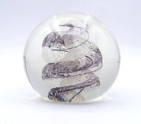 Auktion 334 / Los 10040 <br>Paperweight mit violetten Einschmelzungen, H. 6,3cm