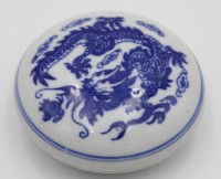 Auktion 334 / Los 15540 <br>runde Deckeldose, Japan, Drachendekor, innen Erotika, ca. H-3cm D-8cm.