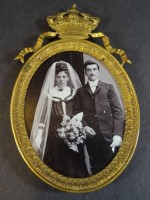Auktion 334 / Los 5029 <br>altes Foto um 1900, Brautpaar, in Messing-Rahmen, 14x9,5 cm