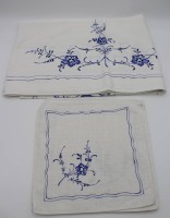 Auktion 334 / Los 13027 <br>Tischdecke mit 6 passenden Servietten, blaues florales Muster, Decke ca. 186 x 121cm.