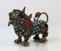 Auktion 334 / Los 15542 <br>Kleiner Metall Fu Hund bestückt mit bunten Steinchen, Höhe ca.: 4,2 x 5,5 x 2,6 cm, ein Paar Steinchen fehlen,