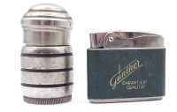 Auktion 500016 / Los  <br>2x Tischfeuerzeuge, Alters- und Gebrauchsspuren, Funktionen nicht überprüft