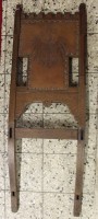 Auktion 334 / Los 14014 <br>Rückenlehne eine Stuhls, um 1900, geprägtes Leder-Wappen, ca. 107,5cm B-36cm.