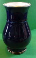 Auktion 500010 / Los  <br>Kobalt Vase "von Henneberg" Ilmenau, H-19 cm, Gold etwas berieben