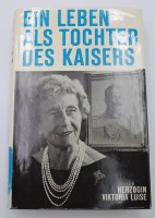 Auktion 334 / Los 3025 <br>Herzogin Viktoria Luise, Ein Leben als Tochter des Kaisers, 1973, Signatur der Verfasserin