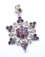 Los  <br>Anhänger mit violetten Halbedelsteinen, ungestempelt, Silber gepr., L. 4,7cm, 4,0g.