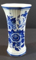 Auktion  / Los  <br>kl. Delfts-Vase, Blaumalerei, H16 cm