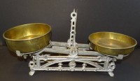 Auktion 500016 / Los  <br>alte Marktwaage mit Messingschalen, H-23 cm, B-33 cm, Altersspuremn