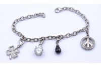 Auktion 335 / Los 1005 <br>Bettelarmband mit 4 Anhängern, Sterlingsilber 0.925, L. 20cm, 17,5g.