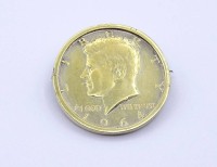 Auktion 335 / Los 1008 <br>Münzbrosche Half Dollar 1964 USA, Silber - vergoldet, D. 31mm, 15g.,