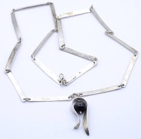 Auktion 335 / Los 1030 <br>Lange Halskette mit einer schwarzen Kugel, Silber 0.800, L.86cm, 56,5g.